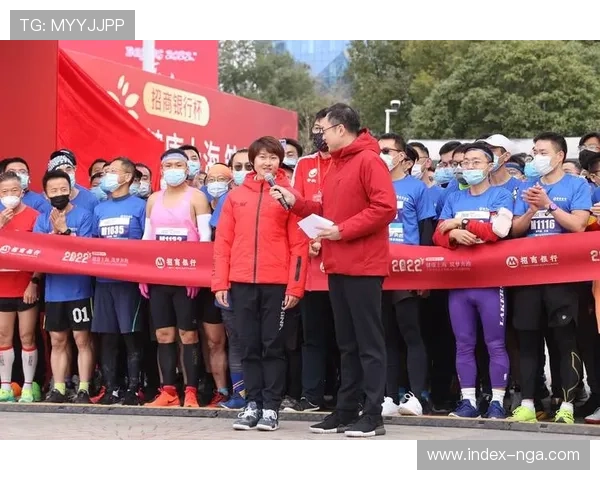 老将沃霞芬77岁再战泳池：年龄只是数字